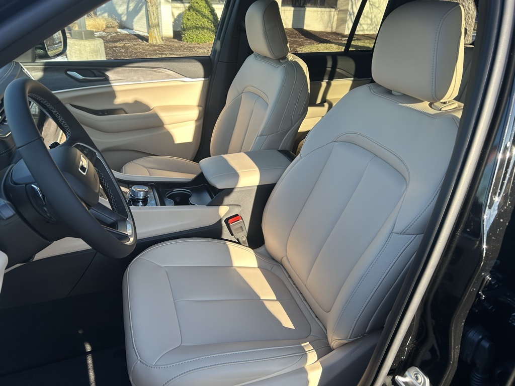 new 2025 Jeep Grand Cherokee car, priced at $51,660