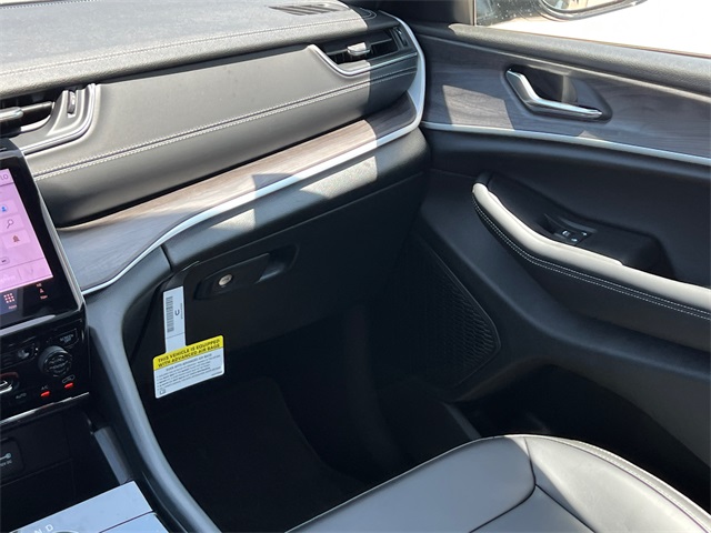 2025 Jeep Grand Cherokee Limited photo 17
