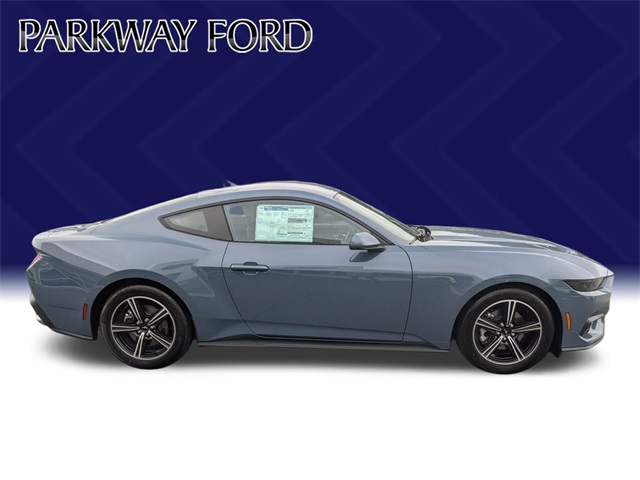 2025 Ford Mustang photo 4