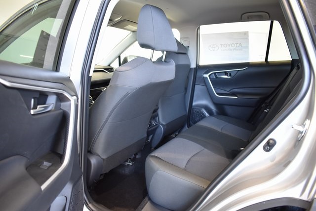 2025 Toyota RAV4 XLE photo 4