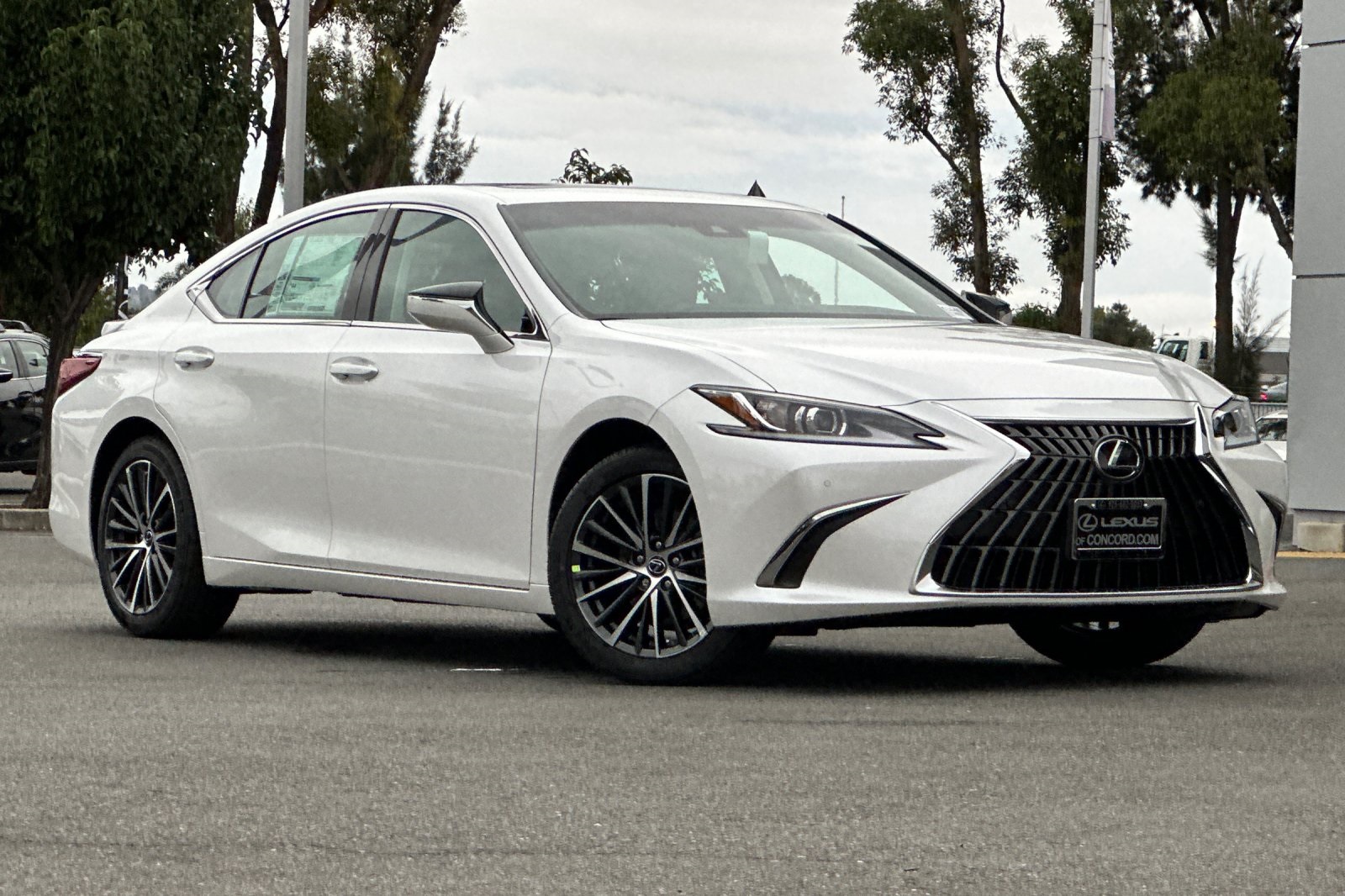 2025 Lexus ES 300h photo 2