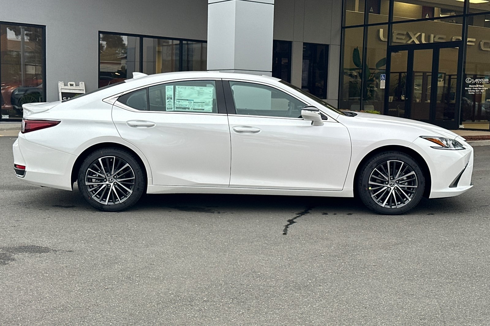 2025 Lexus ES 300h photo 3
