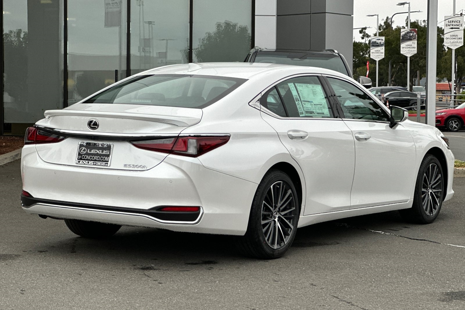 2025 Lexus ES 300h photo 4