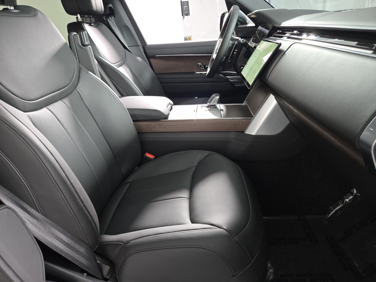 2025 Land Rover Range Rover SE photo 3