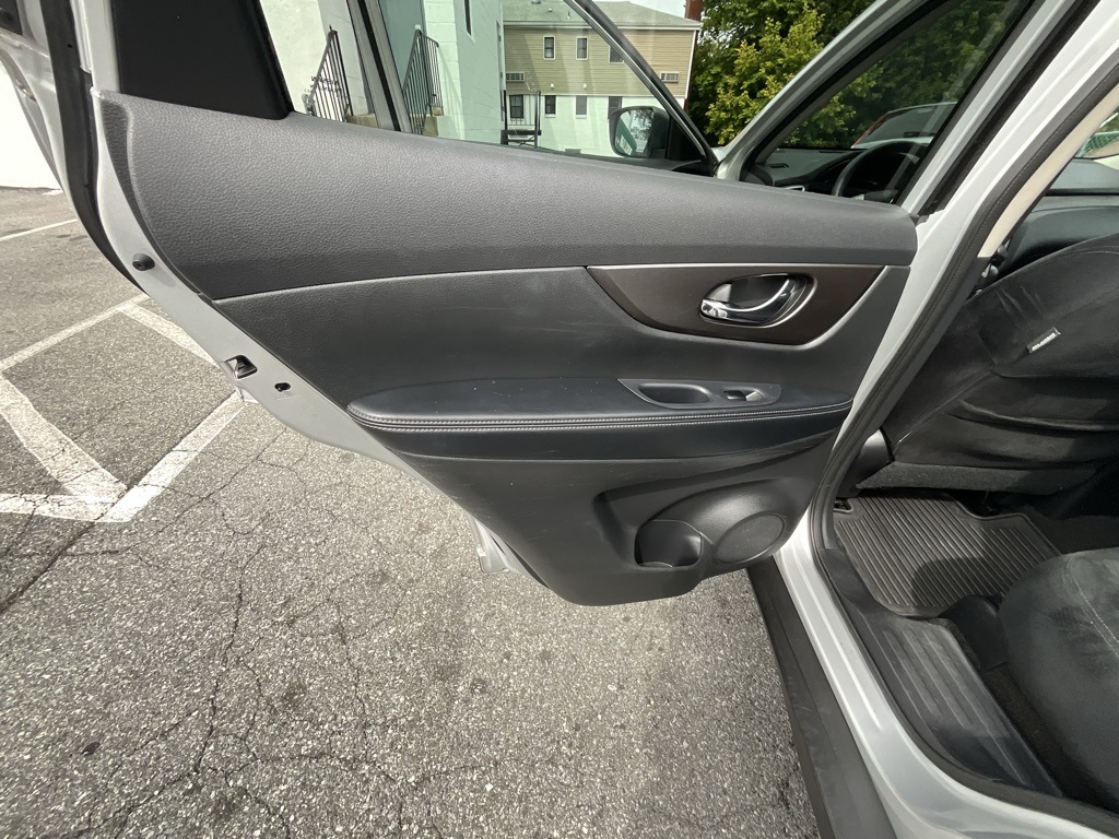 2014 Nissan Rogue SV photo 19