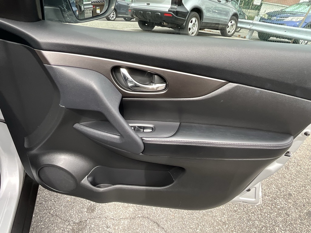 2014 Nissan Rogue SV photo 24