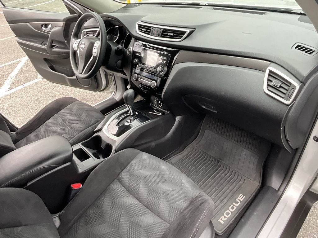 2014 Nissan Rogue SV photo 25