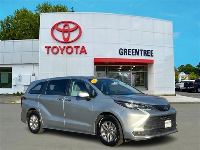 2022 Toyota Sienna LE's photo