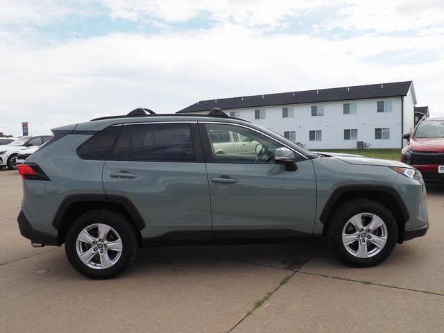 2020 Toyota RAV4 XLE photo 3