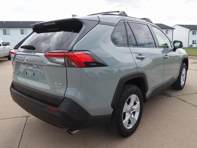 2020 Toyota RAV4 XLE photo 4