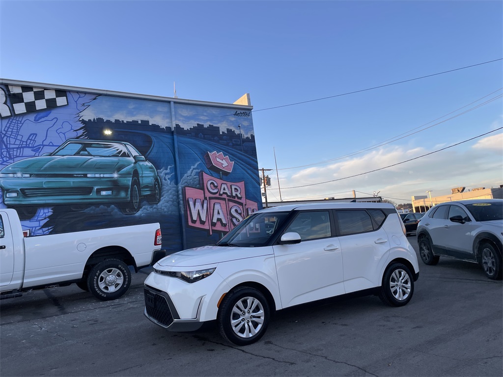 2023 Kia Soul LX's photo