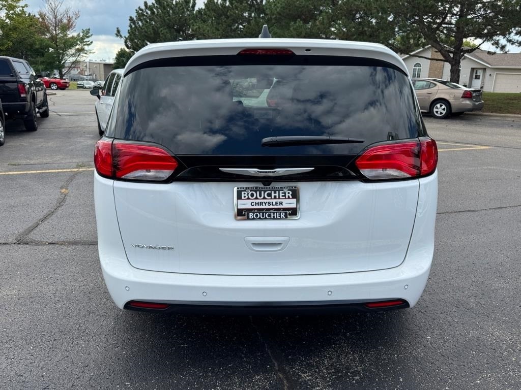 2026 Chrysler Voyager LX photo 4