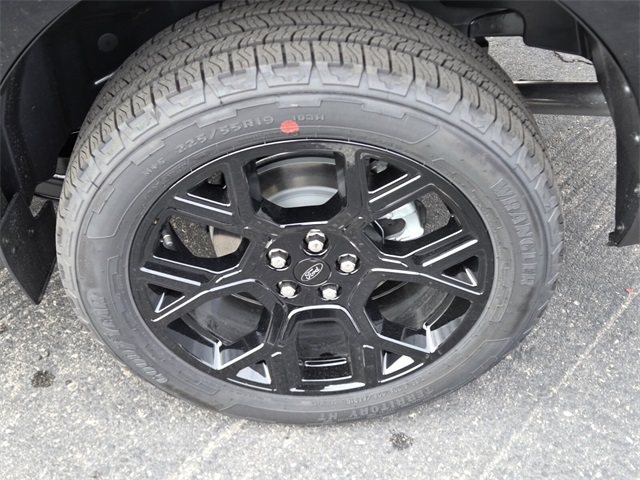 New 2025 Ford Maverick XLT 4D Crew Cab