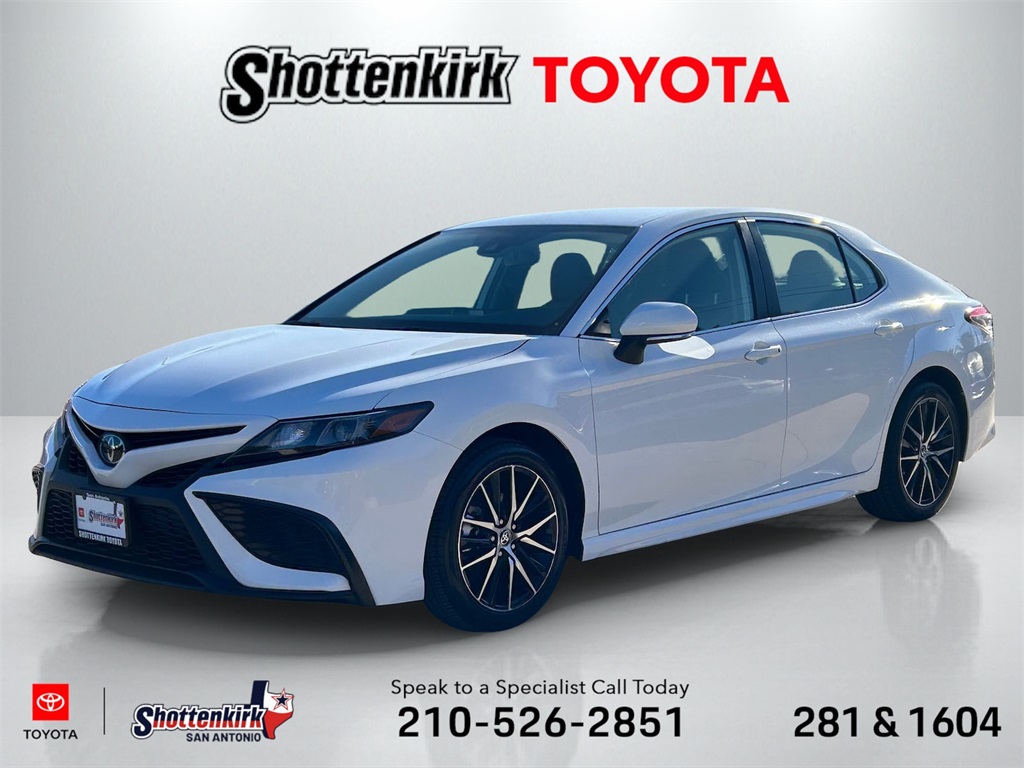 2024 Toyota Camry SE's photo