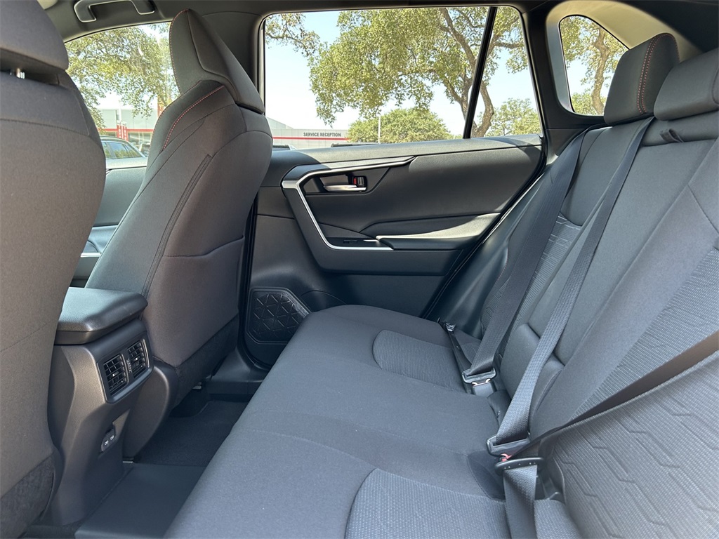 2025 Toyota RAV4 Hybrid SE photo 11