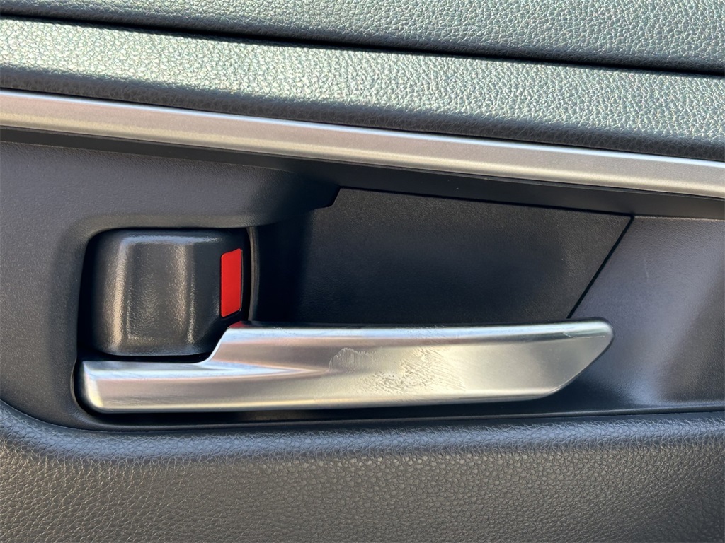 2025 Toyota RAV4 Hybrid SE photo 15