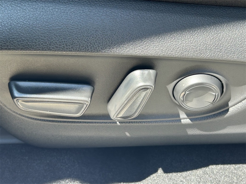 2025 Toyota RAV4 Hybrid SE photo 16