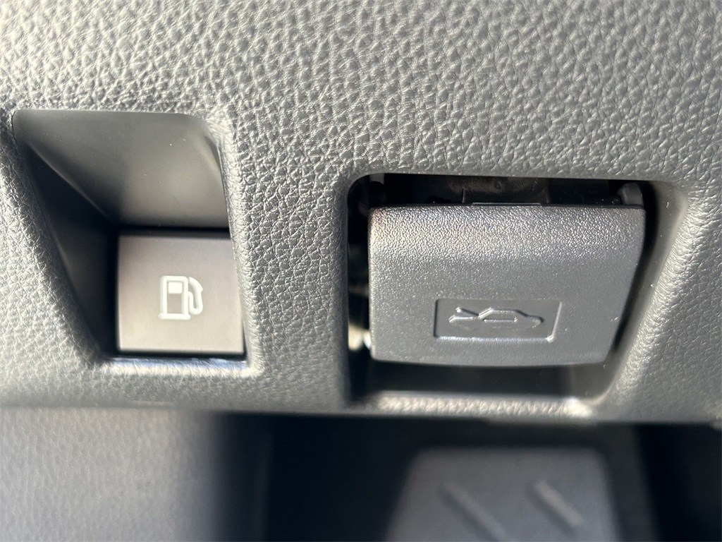 2025 Toyota RAV4 Hybrid SE photo 17