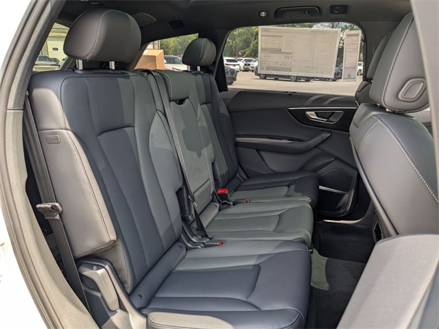 new 2025 Audi Q7 car, priced at $69,872