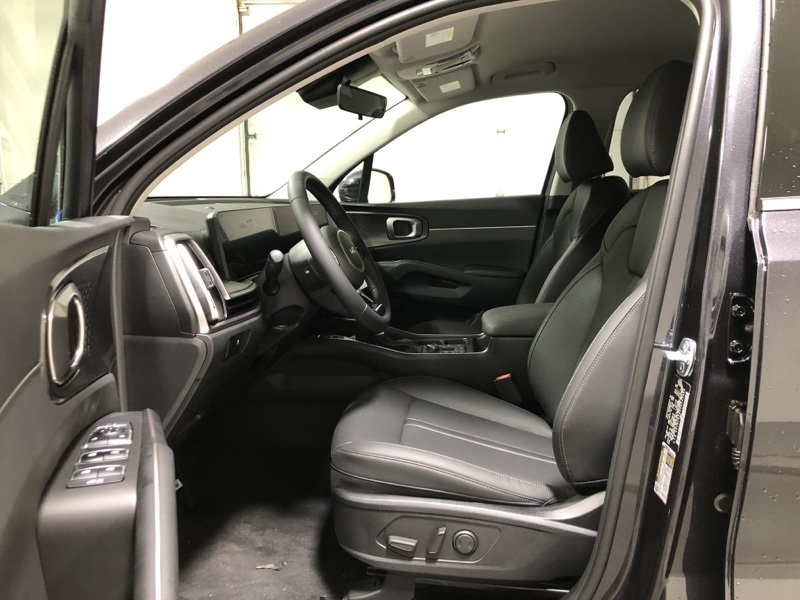 2025 Kia Sorento S photo 16