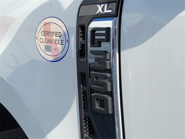 F-350 Super Duty Chassis Cab Regular Cab XL