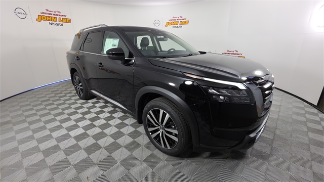 2025 Super Black Nissan Pathfinder Platinum FWD SUV