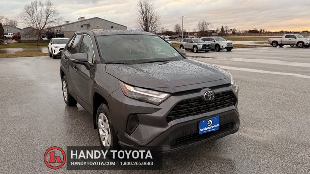 2025 Toyota RAV4 LE's photo