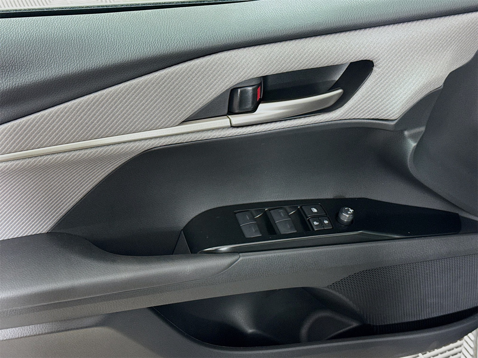 2025 Toyota Camry SE photo 15