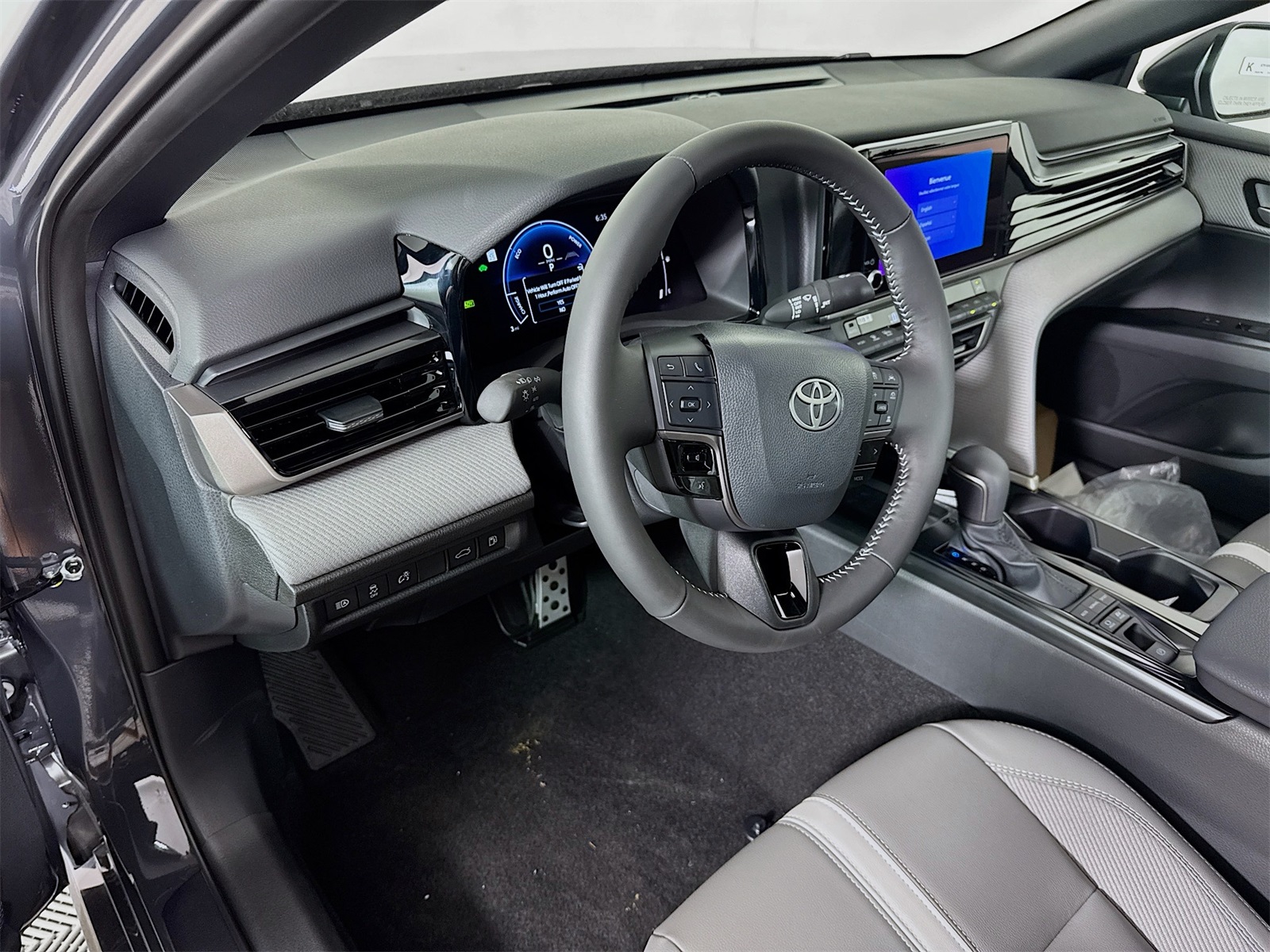2025 Toyota Camry SE photo 5