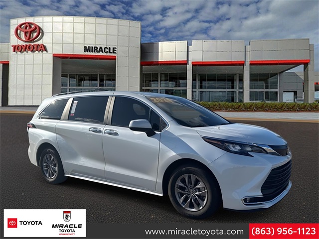 2024 Toyota Sienna XLE's photo