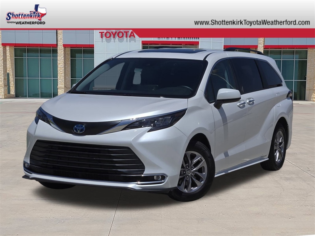 2024 Toyota Sienna XLE's photo