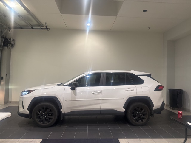2022 Toyota RAV4 LE's photo