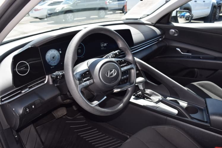 2024 White Hyundai Elantra SEL FWD Sedan