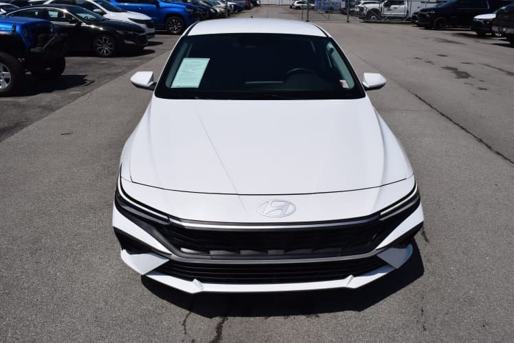 2024 White Hyundai Elantra SEL FWD Sedan