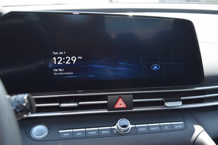 2024 White Hyundai Elantra SEL FWD Sedan