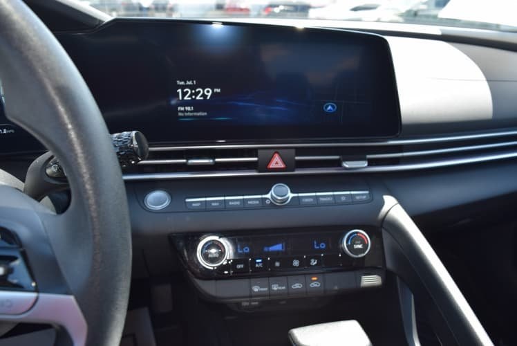 2024 White Hyundai Elantra SEL FWD Sedan
