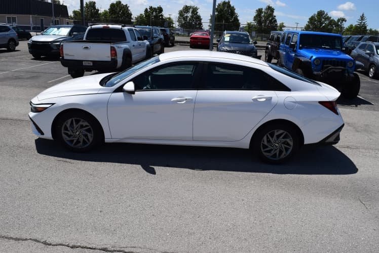 2024 White Hyundai Elantra SEL FWD Sedan
