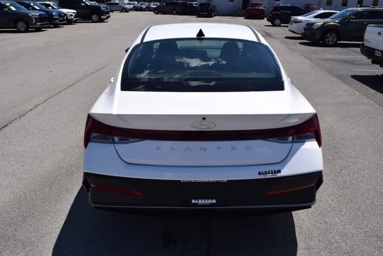 2024 White Hyundai Elantra SEL FWD Sedan