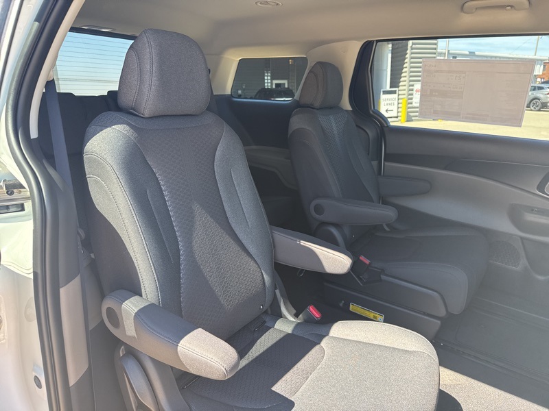 2026 Kia Carnival LX photo 13