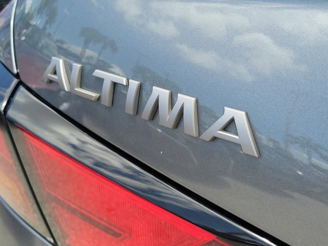 2024 Gun Metallic Nissan Altima 2.5 SV FWD Sedan
