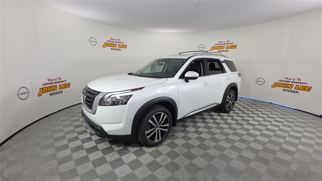 2025 Everest White Pearl Tricoat Nissan Pathfinder Platinum SUV