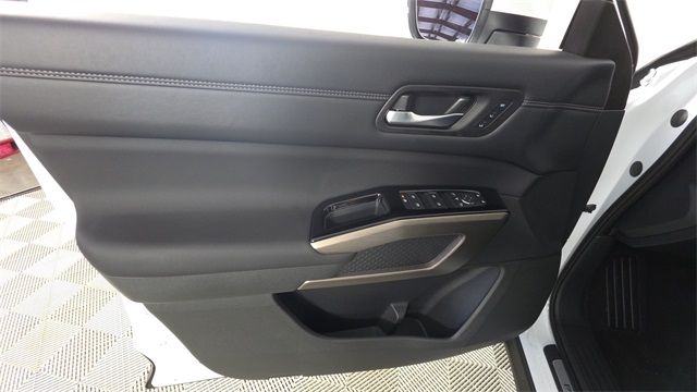 2025 Everest White Pearl Tricoat Nissan Pathfinder Platinum FWD SUV
