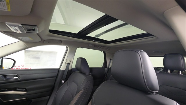 2025 Everest White Pearl Tricoat Nissan Pathfinder Platinum FWD SUV
