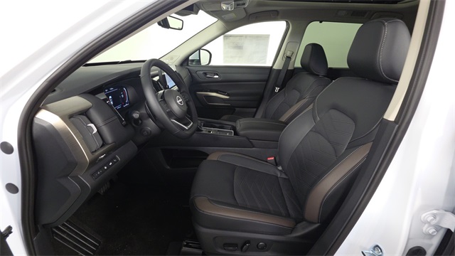 2025 Everest White Pearl Tricoat Nissan Pathfinder Platinum FWD SUV
