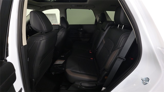 2025 Everest White Pearl Tricoat Nissan Pathfinder Platinum FWD SUV