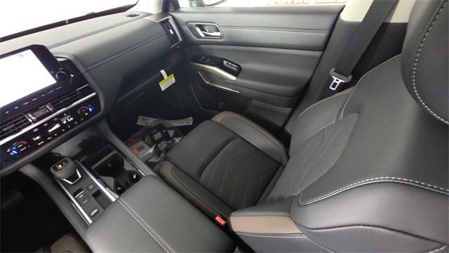 2025 Everest White Pearl Tricoat Nissan Pathfinder Platinum FWD SUV