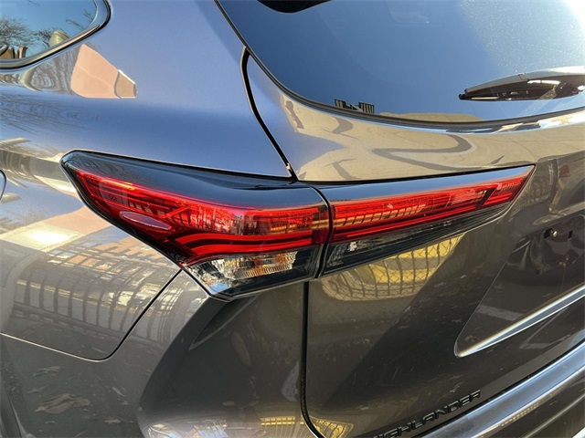 used 2022 Toyota Highlander car, priced at $36,689
