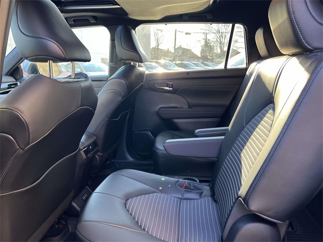 used 2022 Toyota Highlander car, priced at $36,689