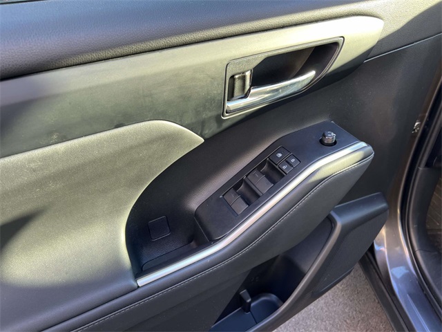 used 2022 Toyota Highlander car, priced at $36,689