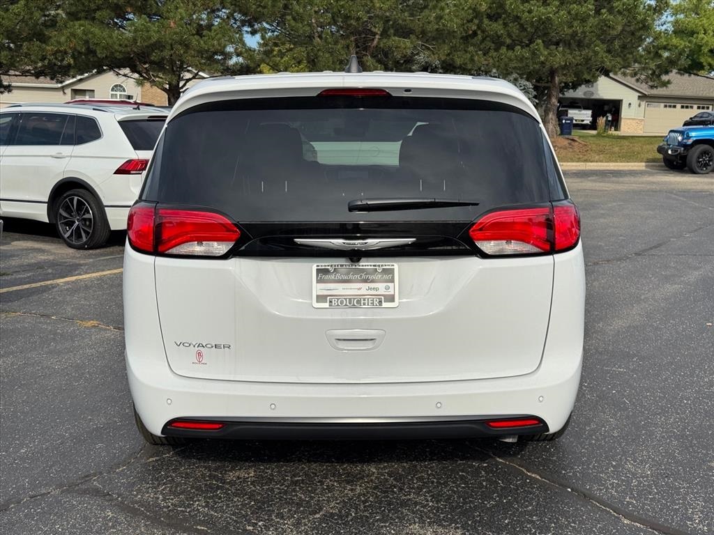 2026 Chrysler Voyager LX photo 4